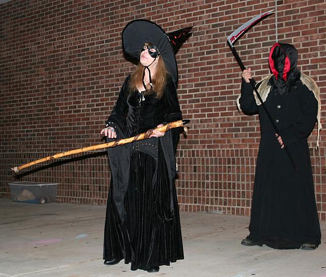 samhain-flashrite-2011-rehearsal_29-witch-in-front-of-death